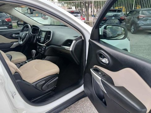 Used 2017 Jeep Cherokee Latitude FWD image 10