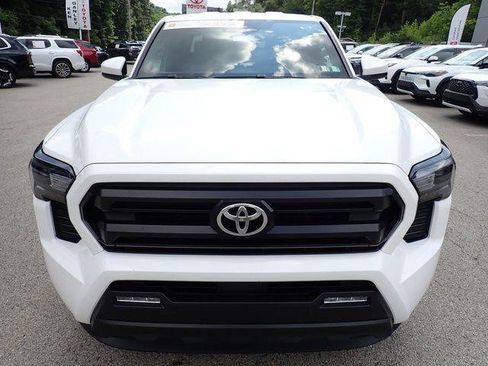 Certified 2024 Toyota Tacoma SR5 AWD/4WD image 11