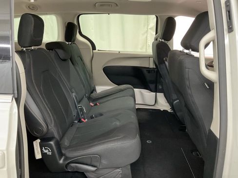 Used 2019 Chrysler Pacifica Touring Plus w/ Advanced Safetytec Group image 27