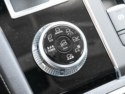 New 2024 Mitsubishi Outlander SE image 34