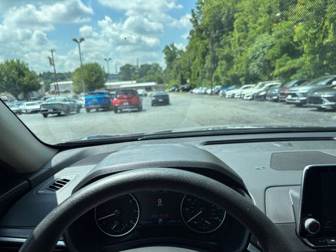 Used 2025 Nissan Altima 2.5 SV FWD image 31