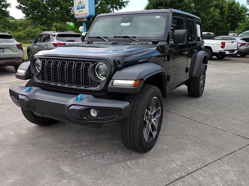 Used 2024 Jeep Wrangler Unlimited w/ Convenience Group AWD/4WD image 2