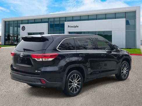 Used 2017 Toyota Highlander SE image 3