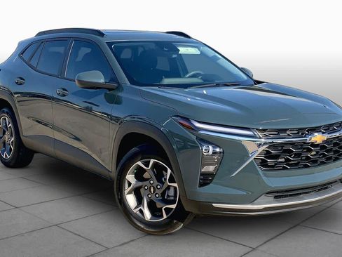 Used 2026 Chevrolet Trax LT w/ Sunroof Package FWD image 3
