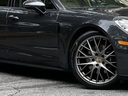 Used 2019 Porsche Panamera image 10