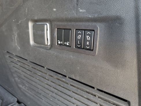 Used 2023 Chevrolet Suburban Premier RWD image 28