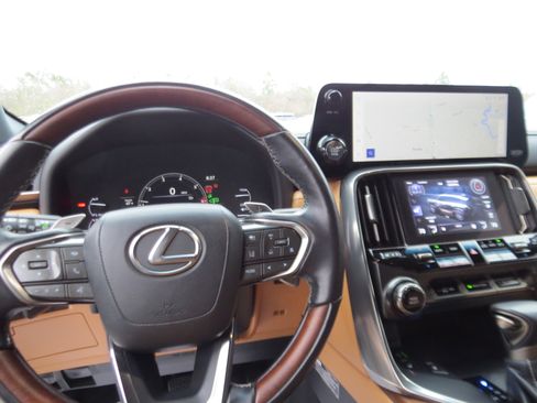 Used 2024 Lexus LX 600 4WD w/ Luxury Package image 18