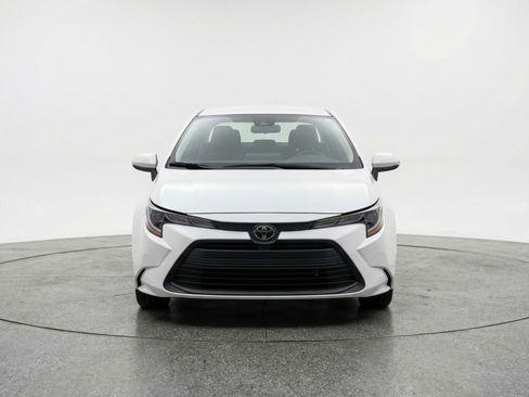 Used 2025 Toyota Corolla LE image 2