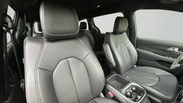 New 2025 Chrysler Pacifica Select AWD/4WD image 17
