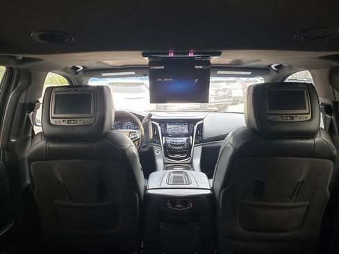 Used 2018 Cadillac Escalade Platinum AWD/4WD image 14