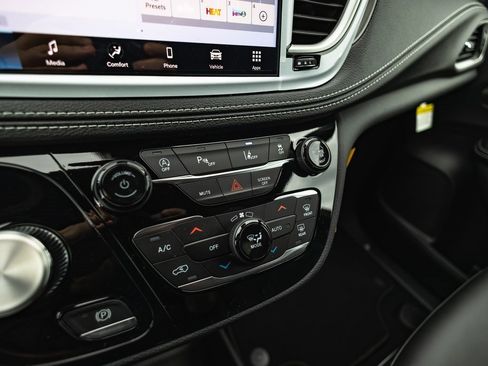 New 2026 Chrysler Pacifica Select w/ S Appearance Package image 15