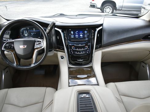 Used 2020 Cadillac Escalade ESV Premium Luxury image 11