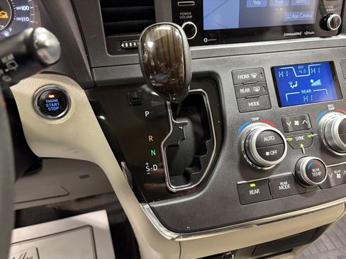 Used 2019 Toyota Sienna XLE image 23