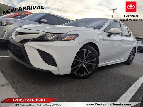 Certified 2020 Toyota Camry SE image 1