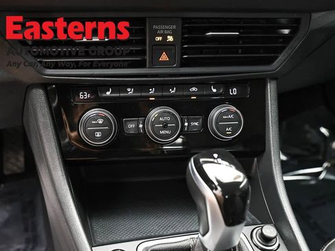 Used 2024 Volkswagen Jetta SE FWD image 19