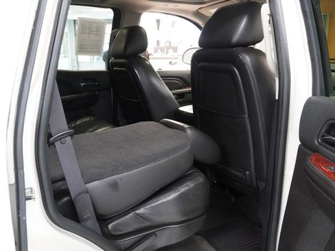 Used 2011 Cadillac Escalade Luxury image 24