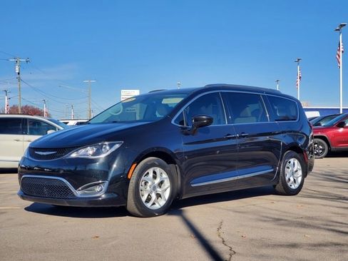Certified 2018 Chrysler Pacifica Touring-L Plus w/ Tire & Wheel Group image 33