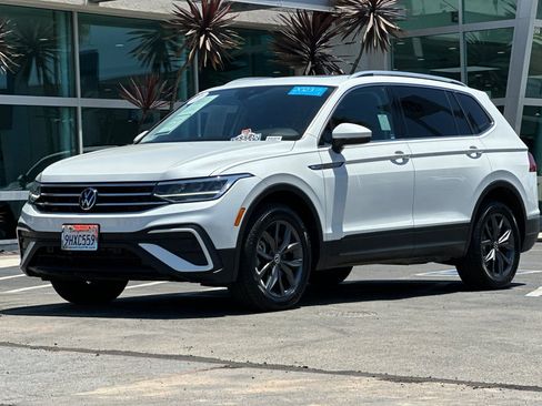 Used 2023 Volkswagen Tiguan SE w/ Panoramic Sunroof Package FWD image 9