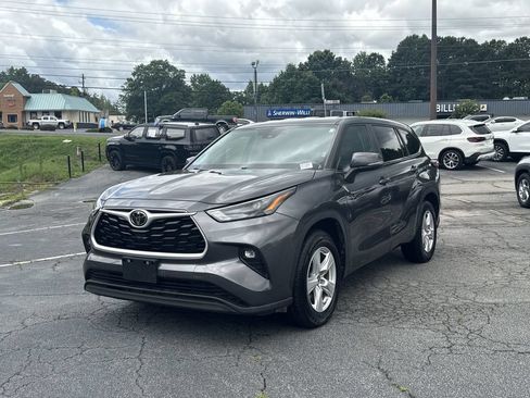Used 2024 Toyota Highlander LE FWD image 3