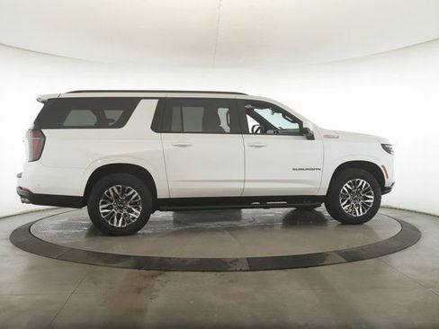 Used 2025 Chevrolet Suburban Z71 image 6