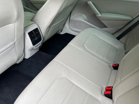 Used 2022 Volkswagen Passat 2.0T SE image 16