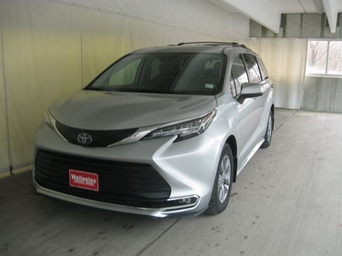 Used 2023 Toyota Sienna XLE image 25