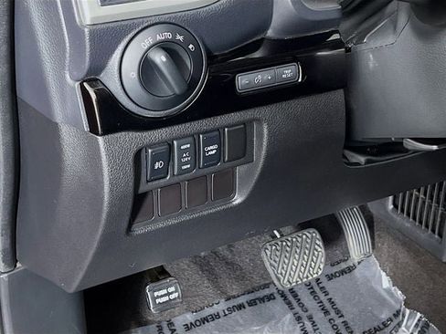 Used 2017 Nissan Titan SV image 9