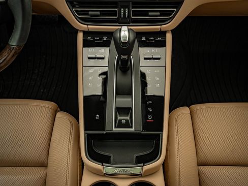 Certified 2025 Porsche Macan image 44