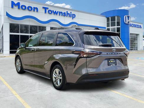 Used 2023 Toyota Sienna XLE w/ XLE Plus Package AWD/4WD image 4