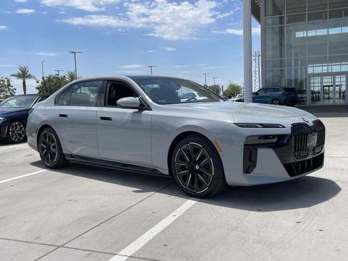 Used 2025 BMW i7 xDrive60 AWD/4WD image 4