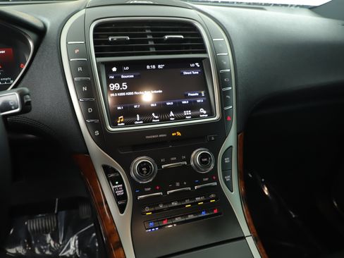 Used 2019 Lincoln Nautilus Reserve FWD image 11