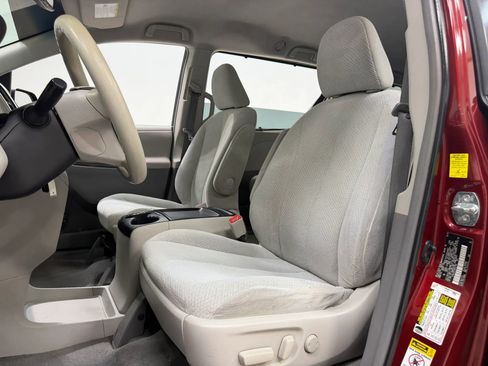 Used 2011 Toyota Sienna LE FWD image 15