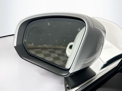 Used 2025 Volvo XC40 B5 Core image 16