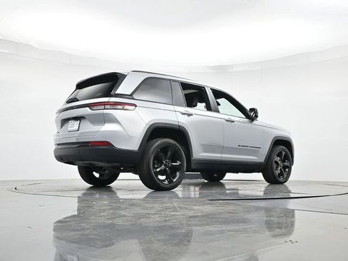 Used 2024 Jeep Grand Cherokee Altitude AWD/4WD image 30