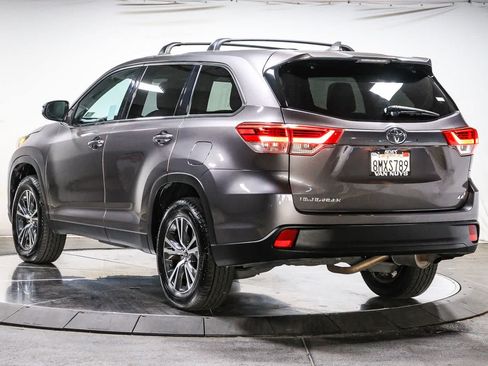 Certified 2019 Toyota Highlander Plus w/ Carpet Mat Package (TMS) FWD image 3