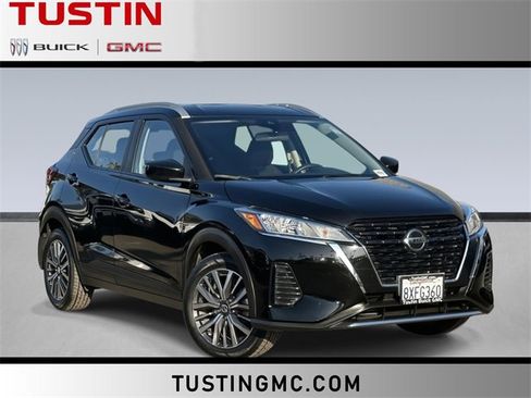 Used 2021 Nissan Kicks SV image 1