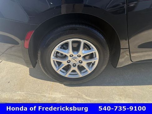 Used 2023 Chrysler Pacifica Touring-L image 11