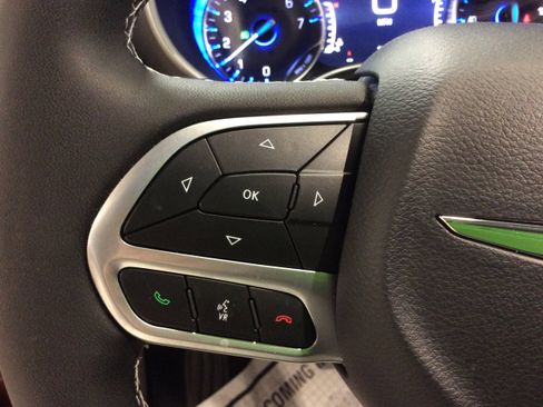 Used 2024 Chrysler Pacifica Touring-L image 21