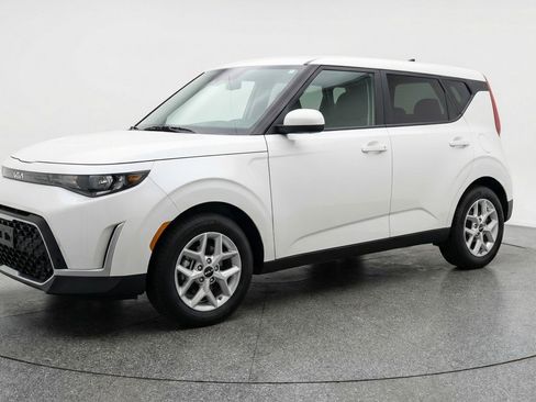 Used 2025 Kia Soul LX w/ LX Technology Package image 3