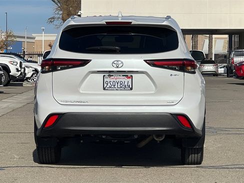 Certified 2025 Toyota Highlander XLE image 6