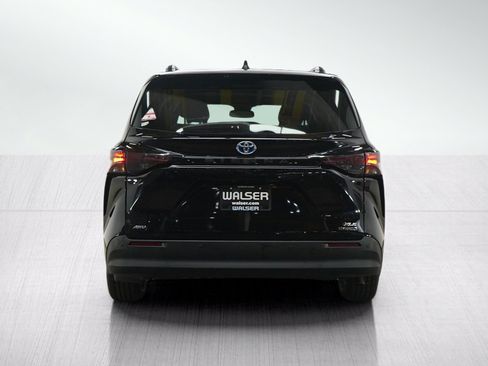 Used 2023 Toyota Sienna XLE w/ XLE Plus Package AWD/4WD image 4