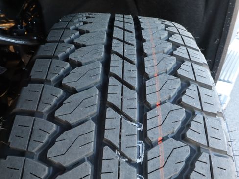 New 2026 GMC Sierra 1500 SLT image 17