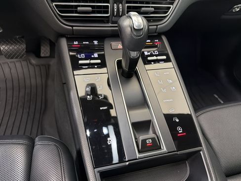 Certified 2024 Porsche Macan AWD/4WD image 17