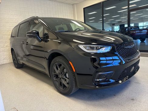 New 2026 Chrysler Pacifica Limited AWD/4WD image 7