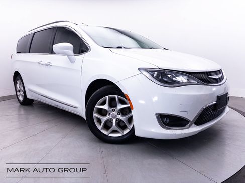 Used 2017 Chrysler Pacifica Touring-L w/ Tire & Wheel Group FWD image 1