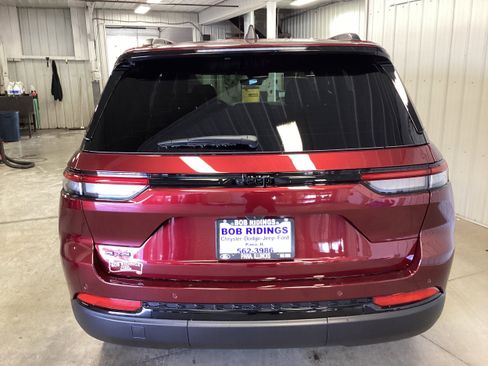 New 2025 Jeep Grand Cherokee Altitude image 4