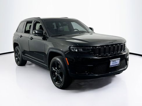 Used 2023 Jeep Grand Cherokee Altitude image 3