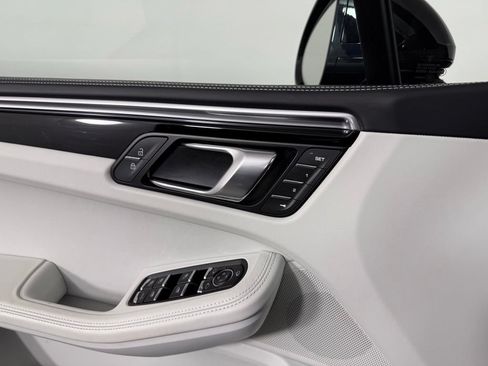 Certified 2025 Porsche Macan w/ Premium Package Plus AWD/4WD image 20