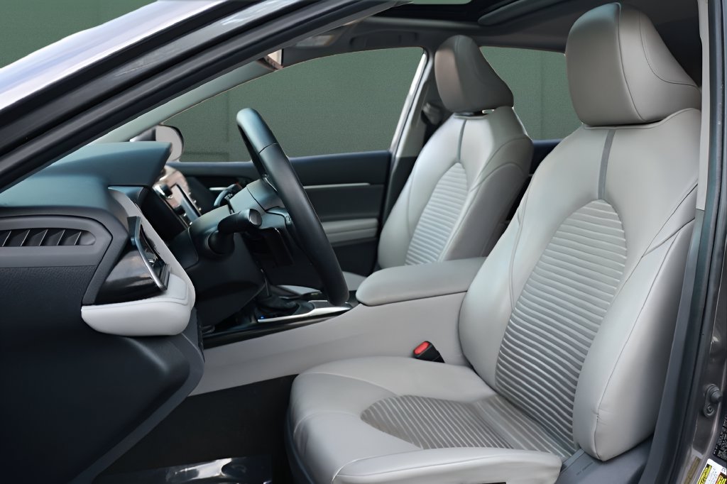 Used 2020 Toyota Camry SE w/ Convenience Package FWD image 2