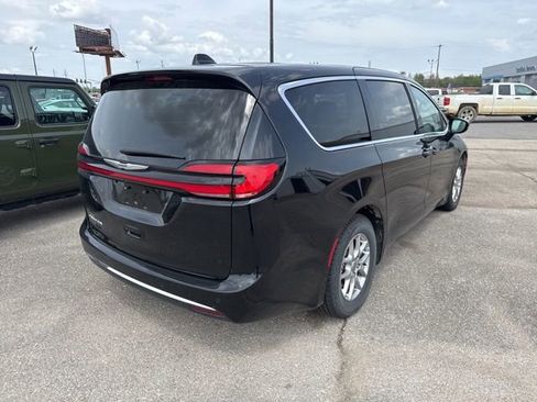 Used 2024 Chrysler Pacifica Touring-L FWD image 9